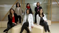 Equipo de profesionales vinculadas a la investigacin en el Hospital A Corua (Chuac). Sentadas, de izquierda a derecha, Patricia Rey Prez, Patricia Lpez San Martn y Mara Gloria lvarez Caballero.  De pie, Victoria Surez Ulloa, Natalia Cal Purrios y Anglica Figueroa Conde-Valvs.