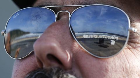 Reflejo de unas gafas de sol de uno de los carteles colocados para un photocall de la 64 eidicn del festival. 