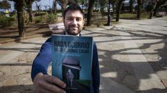 Rodrigo Bri�n posa con su libro en los jardines de Valle-Incl�n de A Pobra