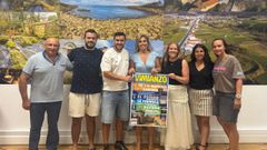 La alcaldesa y Marta Castro, de la comisi�n organizadora, al lado, junto con otros miembros.