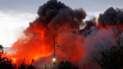  Los Bomberos de Gij�n trabajan en las labores de extinci�n de un incendio producido esta tarde en una nave industrial ubicada en San Andr�s de los Tacones (Gij�n). El siniestro, en el que no se han producido da�os personales, se origin� por causas desconocidas en la empresa de desguaces Grupo Riestra