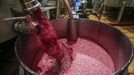 Trasvase de un depsito de vino tinto en una bodega de Ribeira Sacra