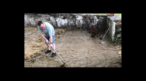 Moncho Lema, limpando a Eira do Carmelo, en Berdoias