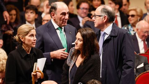 El presidente de Iberdrola, Ignacio Sánchez-Galán (2i), asiste a la ceremonia de entrega de los Premios Princesa de Asturias, este viernes en el Teatro Campoamor de Oviedo