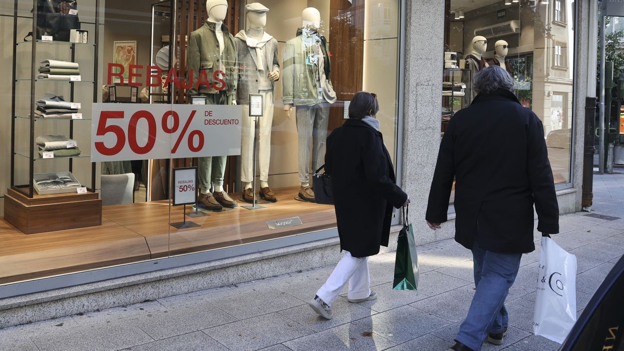 Santiago vive otra jornada animada de compras con el aliciente de las rebajas