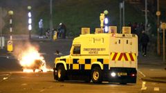 Una patrullera se acerca una barricada incendidad en Belfast