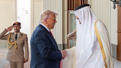 Donald Trump estrecha la mano al emir de Catar, Sheikh Tamin bin Hamad Al Thani, a su llegada a Doha el pasado da 14