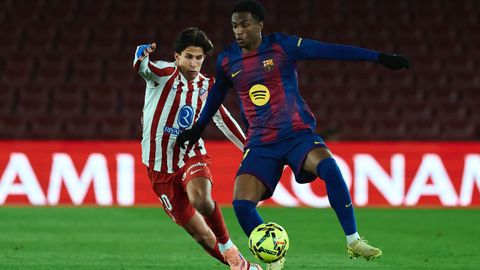 Giuliano Simeone y Alejandro Balde pelean por un bal&oacute;n durante un partido de Liga entre el Atl&eacute;tico y el Barcelona.