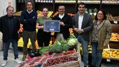 El conselleiro, en su visita a la fruter&iacute;a Amoras de O Carballi&ntilde;o.