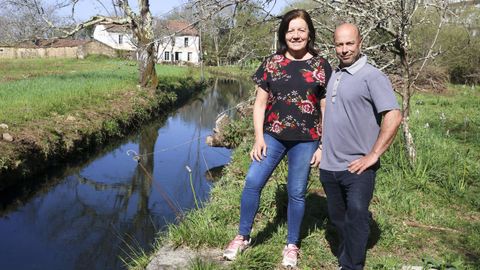 Xavier y Lola posan junto al r�o Belelle, delante del antiguo molino.