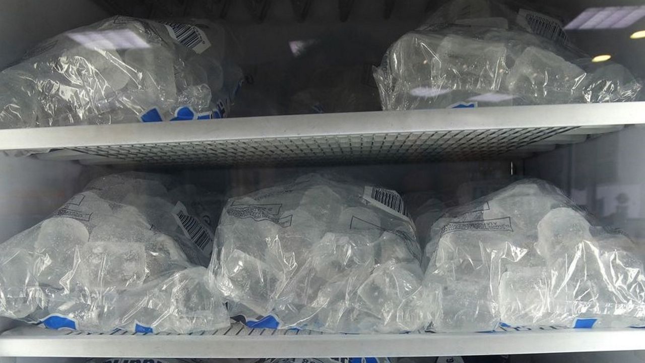 Multan con 5.000 euros a una tienda por vender hielo sin acreditación y sospechoso de intoxicar a clientes