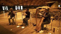 O tr�o Claudia Abril, con viol�n e arpa c�ltica, pechou en Dombate a programaci�n de agosto 