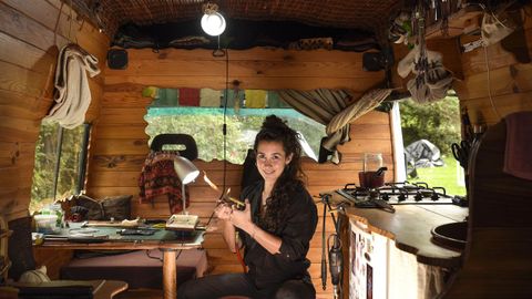 La joyera pontevedresa Almudena Fernndez en su taller furgoneta
