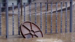  Vista de la rotonda de Cerde�o, en Oviedo, donde se han registrado inundaciones derivadas de las fuertes tormentas de hoy. La cordillera, los Picos de Europa y el litoral oriental asturiano est�n hoy en alerta amarilla, con una previsi�n de precipitaciones que podr�an alcanzar los 15 litros por metro cuadrado en una hora, informa la Agencia Estatal de Meteorolog�a (Aemet). 