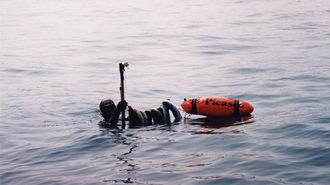 Foto de archivo de un submarinista practicando la pesca recreativa
