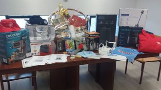 En la cesta, adem�s de productos alimentarios hay peque�os electrodom�sticos e incluso d�cimos de loter�a de El Ni�o