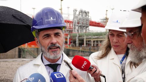 El director General de Musel E-Hub, Antonio Manzano, durante la visita a la planta Musel E-Hub, en el Puerto de Gijn