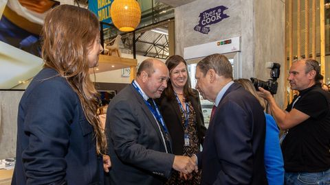 El presidente de Congalsa, Luis Miguel Simarro, saluda al ministro de Agricultura, Pesca y Alimentacin, Luis Planas, en Conxemar