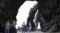 Numerosos visitantes acudieron a la playa de As Catedrais