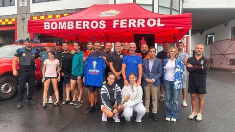 Los bomberos y el alcalde posan junto a Jaime Dom�nguez. 