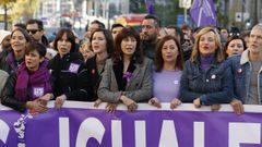 La ministra de Igualdad, Ana Redondo (cuarta por la izquierda) en la manifestacin del 25N en Madrid, junto con las ministras Isabel Rodrguez (primera por la izquierda), Diana Morant (segunda por la izquierda), Pilar Alegra (segunda por la derecha) y Fernando Grande-Marlaska (primero por la derecha). Entre Redondo y Alegra, la presidenta del Congreso, Francina Armengol