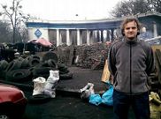 El lucense Jaime Fern�ndez Jul, ante los restos de una barricada en la capital ucraniana