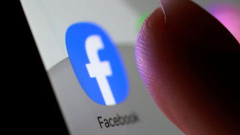 Imagen de archivo del logo de Facebook en la pantalla de un smartphone.
