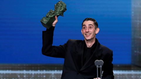 El actor Enric Auquer tras recibir el premio a Mejor actor revelacin por su trabajo en Quin a hierro mata