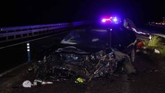 Accidente de un cami�n y de un turismo que obliga a cortar la A-6 en Baralla