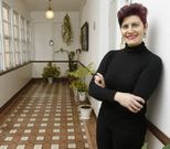 Mercedes Queixas, na casa da infancia en A Laracha. 