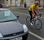 Uno de los doce coches a la venta ayer en la calle en Mar�n.