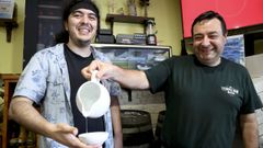 Pablo Sar y Jorg� P�rez, en el bar Orense, que hicieron un estudio para aclarar por qu� en Conxo se llama a San Serapio, patr�n de los borrachos