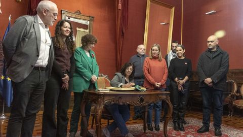 Hanan Kaoud firm en el Libro de Honra del Ayuntamiento, con ocasin de la recepcin en Raxoi