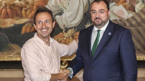 El presidente del Principado en funciones, Adri�n Barb�n (d), y el portavoz de IU-Convocatoria por Asturias, Ovidio Zapico (i)