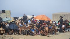 Migrantes en la playa de El Trampol�n de Ceuta.