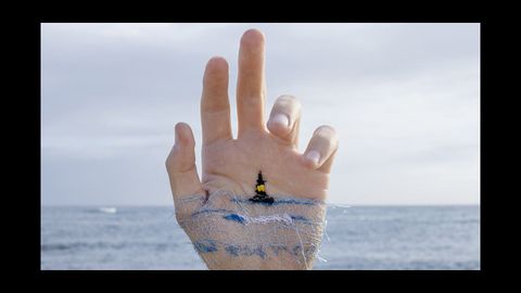Una de las piezas que llevar� Cat� a Brasil, el faro y el mar cosidos a su piel