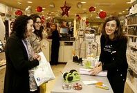 Patricia Garc�a (derecha) acabar� ma�ana su contrato por la campa�a de Navidad.
