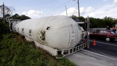 El cami�n cisterna, volcado en Beldo�a, Abegondo
