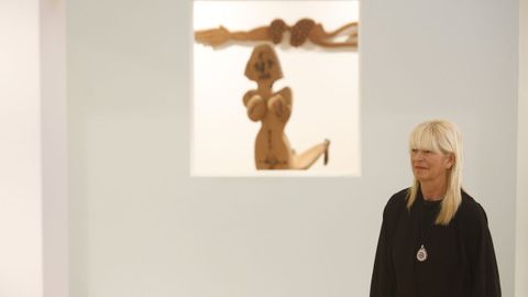 Cristina Carballedo, comisaria da exposición, xunto a pezas de Paco Pestana
