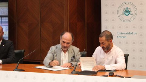 Firma del convenio entre el Ayuntamiento de Siero y la Universidad de Oviedo para la puesta en marcha del Centro de Estudios sobre el Impacto Social de la Inteligencia Artificial.