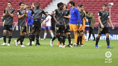 Jugadores del Oviedo saludan a la afici�n desplazada a Madrid