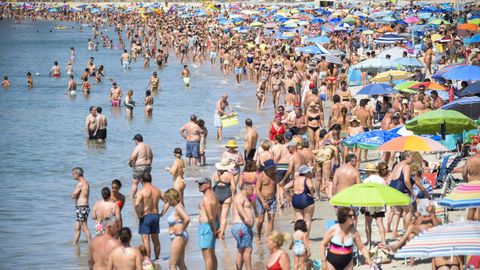Baistas en la playa de Silgar (Sanxenxo) durante la ola de calor de esta semana.