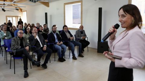 La gerente de la mancomunidad, Fátima Cachafeiro, condujo la presentación del plan turístico de la entidad en el pazo de Martelo.