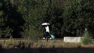 Una mujer se protege del Sol. Imagen del pasado 3 de octubre
