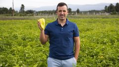 El �nico productor de la IXP posa con un pimiento en su finca de la comarca verinesa