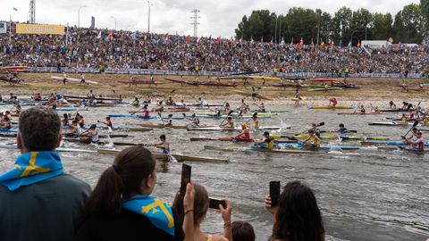 Descenso Internacional del Sella 2025, a 9 de agosto de 2025, en Asturias (Espa�a). El Descenso Internacional del Sella, tambi�n es conocido popularmente ?Les Pirag�es?, se celebra de manera anual el primer s�bado de agosto posterior al d�a 2 de dicho mes entre Arriondas y Ribadesella