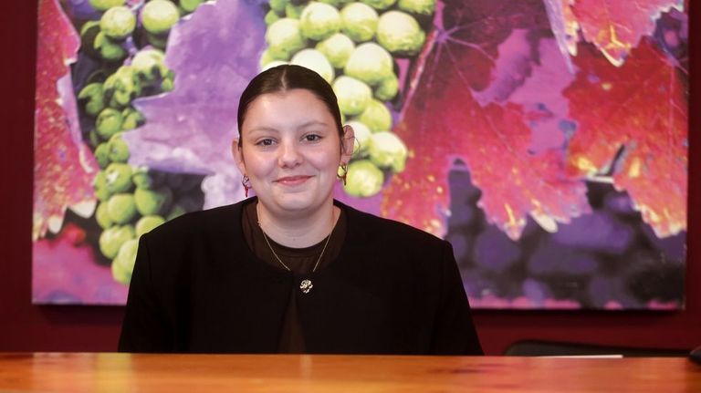 Elisa Conde tras el mostrador de la oficina de turismo de Monforte