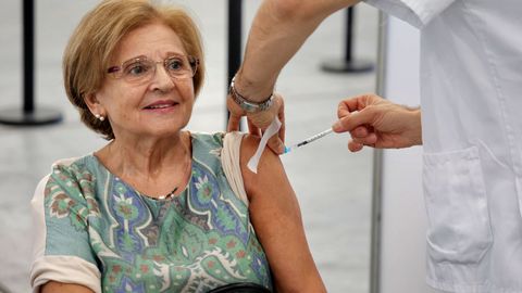 Una mujer recibiendo su dosis