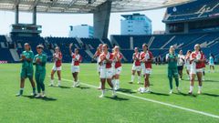 Las jugadoras de As Celtas saludan a la afici�n a la conlusi�n del partido de Oporto.