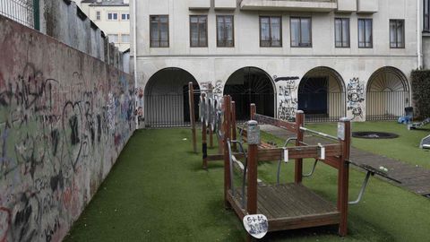 El abandonado parque infantil de O Cantio